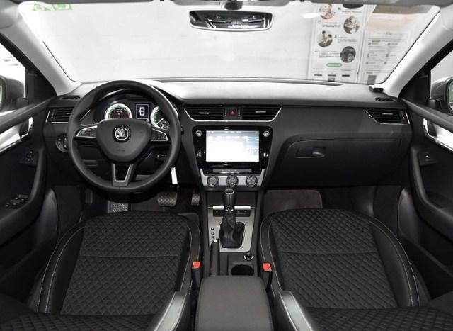 這款是三廂車：的就是這么能“裝”，配1。2T發(fā)動(dòng)機(jī)!