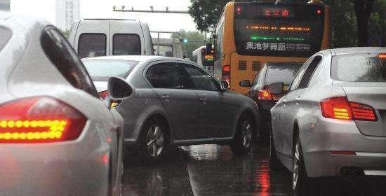 堵車鬧心又容易出車禍 學(xué)會(huì)這幾招保證再也不被剮蹭