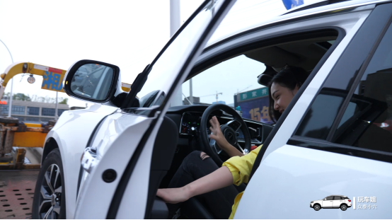 【6.7-新聞稿】眾泰t600美女車主路上遇拋錨，該怎么辦？663.png