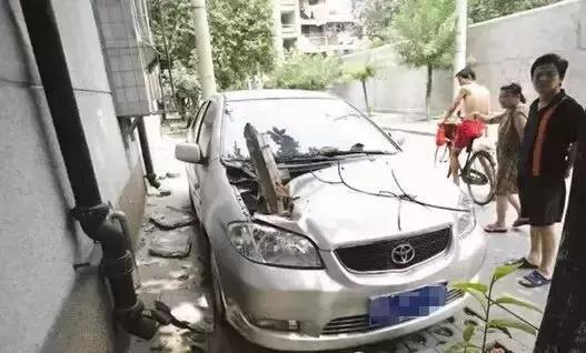 停車真的有講究 這樣三個(gè)停車位 你會(huì)停哪兒